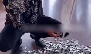 Sala satu masayrakat Indramayu saat menumpajkan Koin yang ditunjukan ke Bupati Indramayu, Foto/SS Video Sala satu masayrakat Indramayu saat menumpajkan Koin yang ditunjukan ke Bupati Indramayu, Foto/SS Video