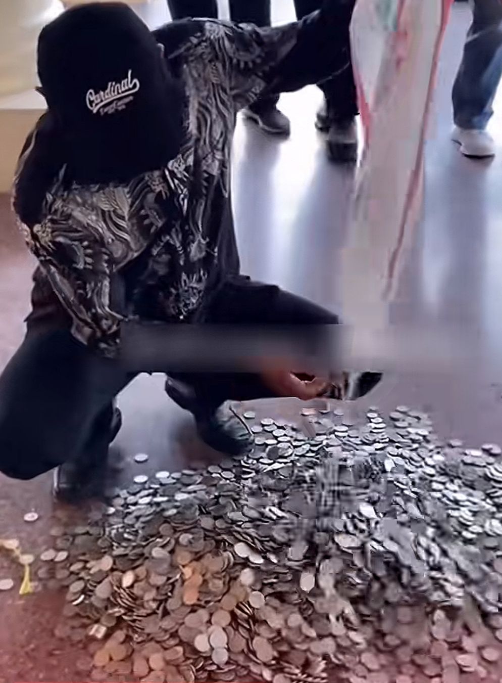 Sala satu masayrakat Indramayu saat menumpajkan Koin yang ditunjukan ke Bupati Indramayu, Foto/SS Video Sala satu masayrakat Indramayu saat menumpajkan Koin yang ditunjukan ke Bupati Indramayu, Foto/SS Video