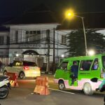 Pengamen terlihat tengah menaiki angkot yang membuat resah penumpang, Foto/Adi Wirman