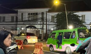 Pengamen terlihat tengah menaiki angkot yang membuat resah penumpang, Foto/Adi Wirman Pengamen terlihat tengah menaiki angkot yang membuat resah penumpang, Foto/Adi Wirman