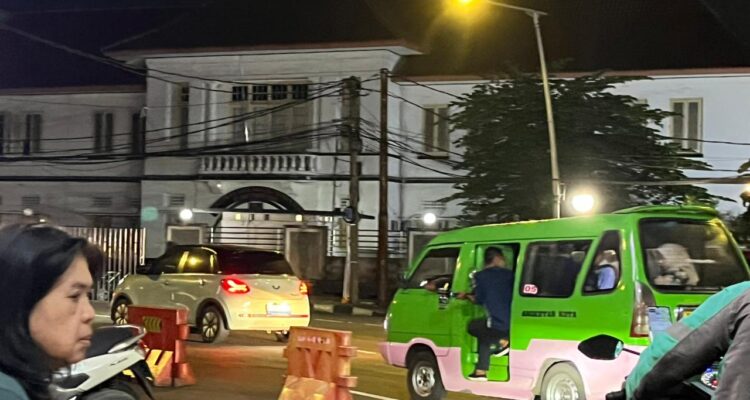 Pengamen terlihat tengah menaiki angkot yang membuat resah penumpang, Foto/Adi Wirman