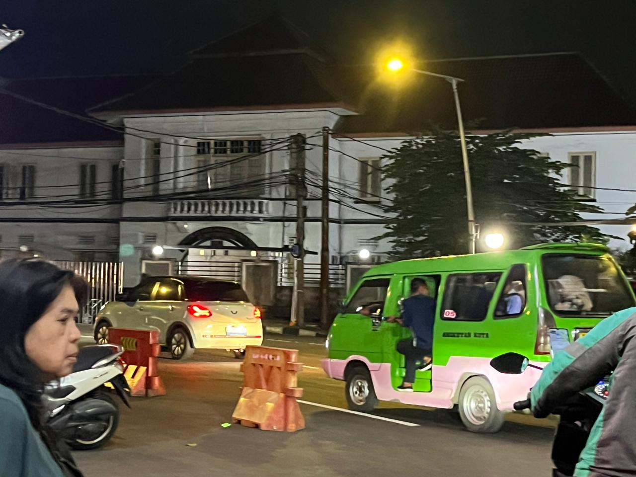 Pengamen terlihat tengah menaiki angkot yang membuat resah penumpang, Foto/Adi Wirman Pengamen terlihat tengah menaiki angkot yang membuat resah penumpang, Foto/Adi Wirman