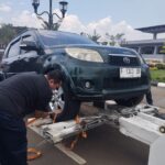 Mobil di derek karena melakukan Parkir Liar di Stadion Pakansari Bogor, Foto/Isitmewa