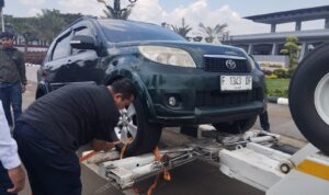 Mobil di derek karena melakukan Parkir Liar di Stadion Pakansari Bogor, Foto/Isitmewa Mobil di derek karena melakukan Parkir Liar di Stadion Pakansari Bogor, Foto/Isitmewa