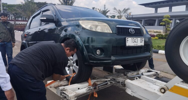 Mobil di derek karena melakukan Parkir Liar di Stadion Pakansari Bogor, Foto/Isitmewa