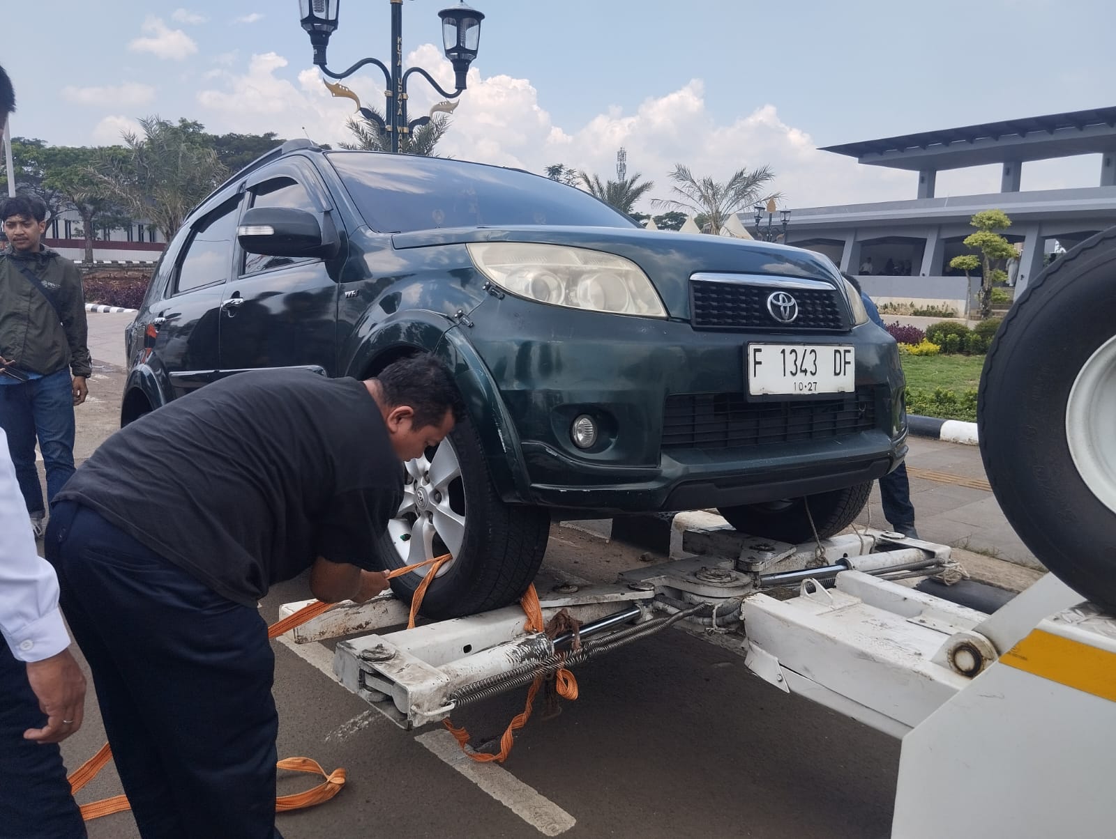 Mobil di derek karena melakukan Parkir Liar di Stadion Pakansari Bogor, Foto/Isitmewa Mobil di derek karena melakukan Parkir Liar di Stadion Pakansari Bogor, Foto/Isitmewa