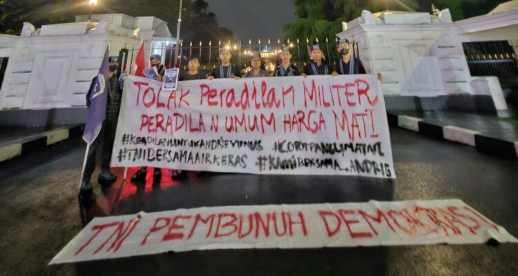 Gerakan Mahasiswa Kristen Indonesia (GMKI) Cabang Bogor menggelar aksi massa di depan Istana Kepresidenan Bogor, Foto/Isitmewa