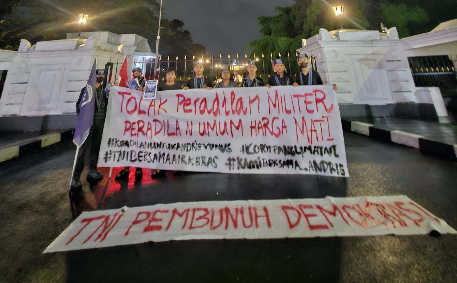 Gerakan Mahasiswa Kristen Indonesia (GMKI) Cabang Bogor menggelar aksi massa di depan Istana Kepresidenan Bogor, Foto/Isitmewa Gerakan Mahasiswa Kristen Indonesia (GMKI) Cabang Bogor menggelar aksi massa di depan Istana Kepresidenan Bogor, Foto/Isitmewa