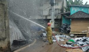 Rescur dari Pemadam Kebakaran mencoba memadamkan api Gudang Sparepart Motor yang terbakar, Foto/Isitimewa Rescur dari Pemadam Kebakaran mencoba memadamkan api Gudang Sparepart Motor yang terbakar, Foto/Isitimewa