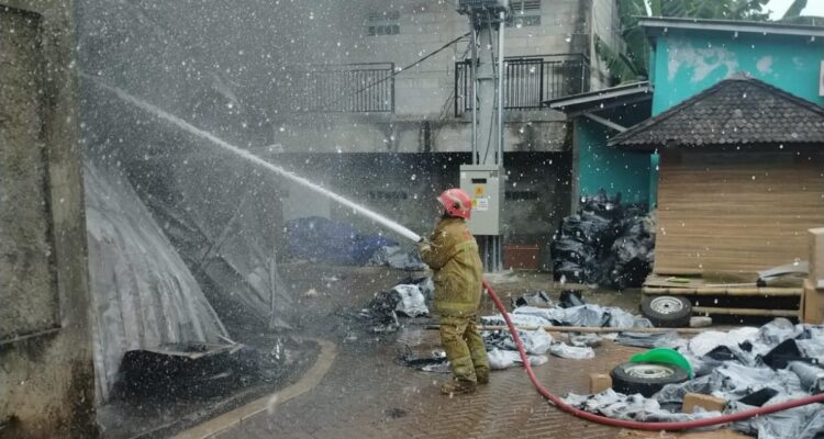 Rescur dari Pemadam Kebakaran mencoba memadamkan api Gudang Sparepart Motor yang terbakar, Foto/Isitimewa