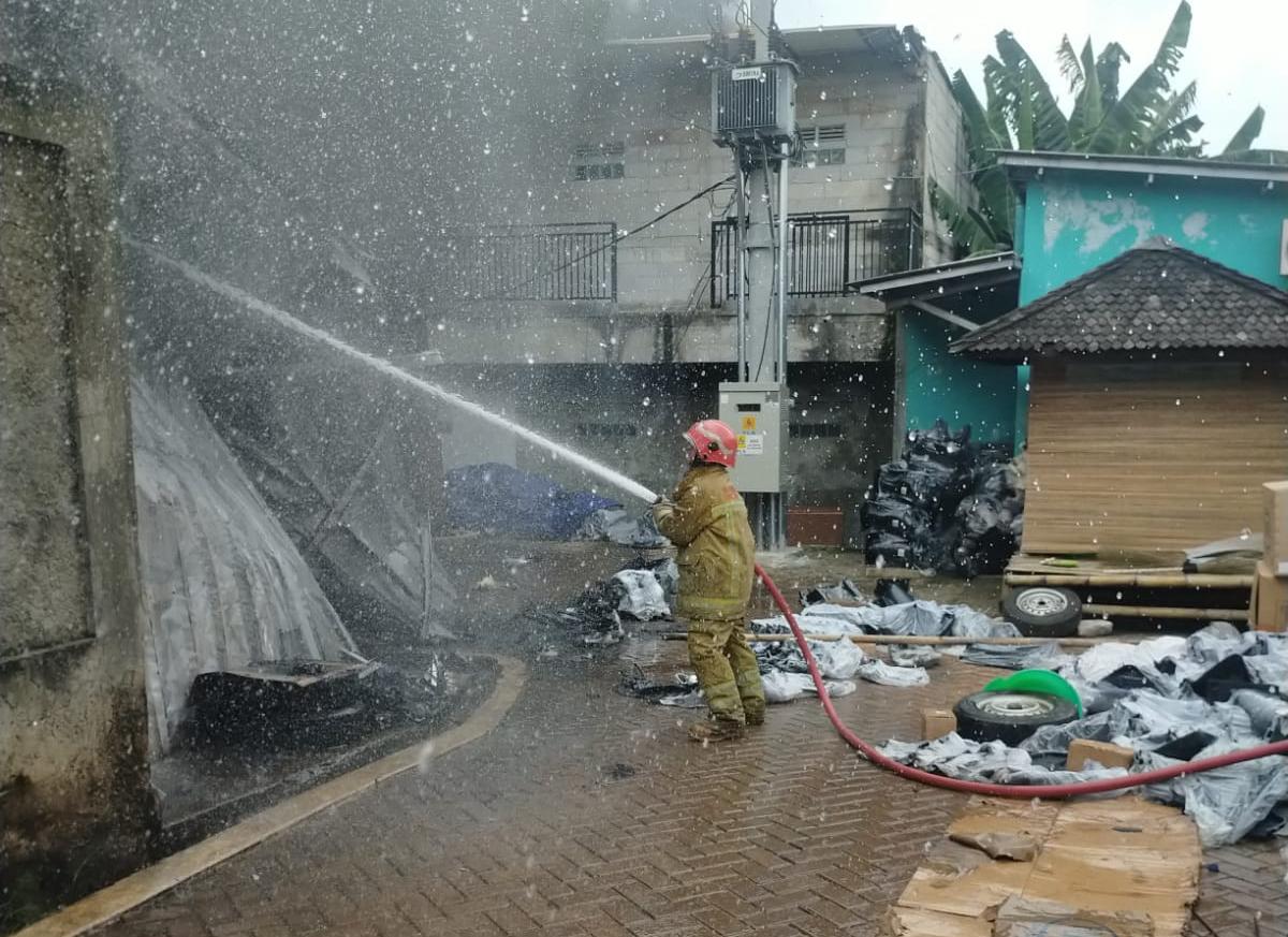 Rescur dari Pemadam Kebakaran mencoba memadamkan api Gudang Sparepart Motor yang terbakar, Foto/Isitimewa