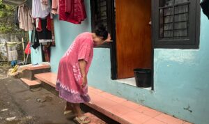 salah satu warga Babakan Fakultas Tegallega Bogor yang rumahnya kebanjiran, Foto/Adi Wirman salah satu warga Babakan Fakultas Tegallega Bogor yang rumahnya kebanjiran, Foto/Adi Wirman