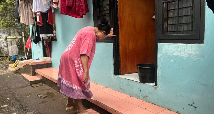 salah satu warga Babakan Fakultas Tegallega Bogor yang rumahnya kebanjiran, Foto/Adi Wirman