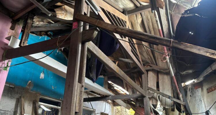 Kondisi salah satu atap di Bogor saat diterjang Angin Kencang, Foto/Istimewa