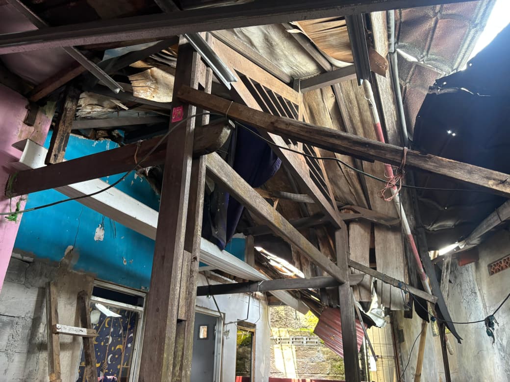 Kondisi salah satu atap di Bogor saat diterjang Angin Kencang, Foto/Istimewa Kondisi salah satu atap di Bogor saat diterjang Angin Kencang, Foto/Istimewa