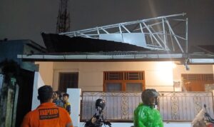 Kondisi rumah warga yang tertimoa atap di Pasir Kuda Bogor, Foto/Isitmewa