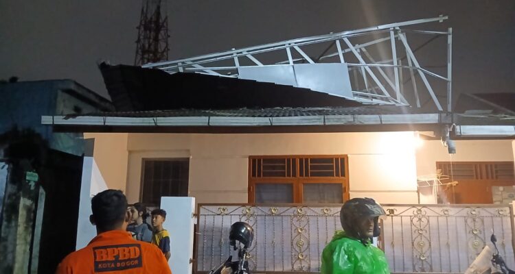 Kondisi rumah warga yang tertimoa atap di Pasir Kuda Bogor, Foto/Isitmewa