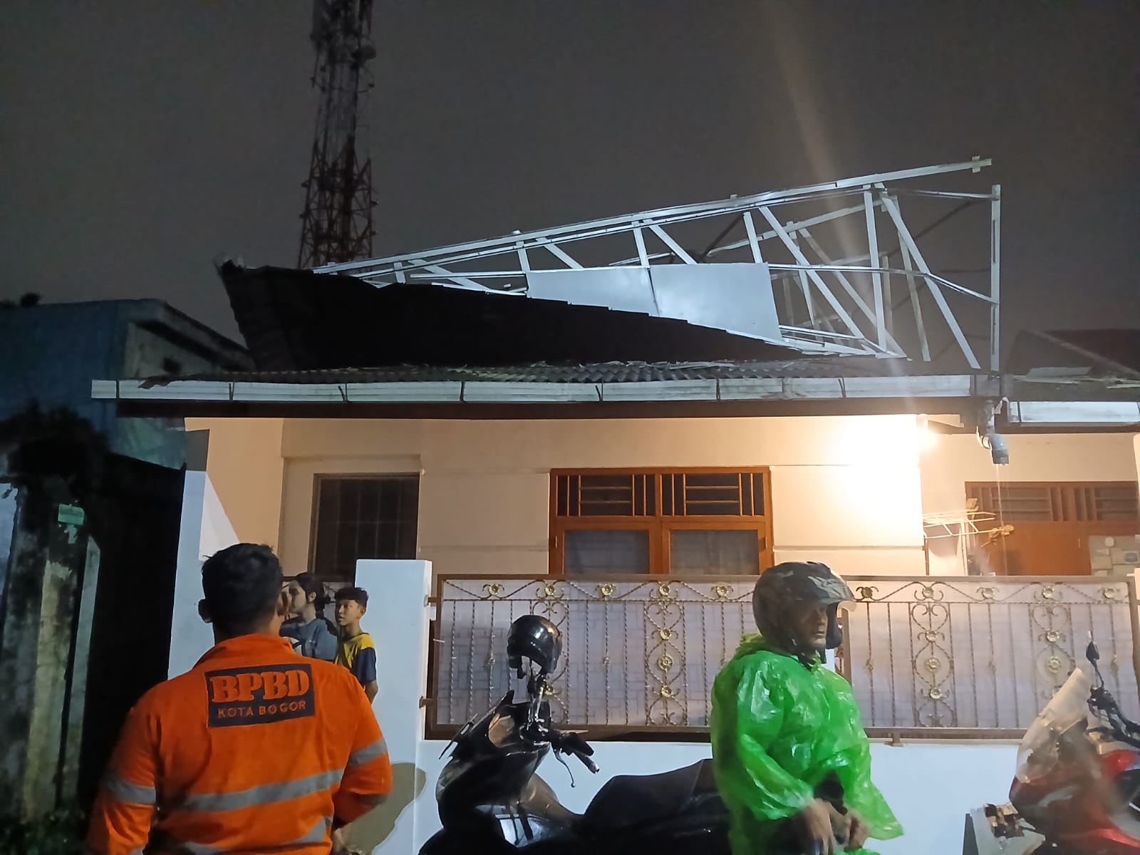 Kondisi rumah warga yang tertimoa atap di Pasir Kuda Bogor, Foto/Isitmewa