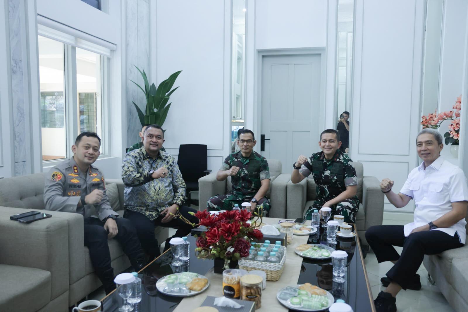 Bupati Bogor, Rudy Susmanto, mengikuti kegiatan Rapat Koordinasi Teknis (Rakornis) TMMD ke-128 Tahun 2026 bersama Danrem 061/Suryakancana, Brigjen TNI Thomas Rajunio, Foto/Diskominfo Kabuapten Bogor Bupati Bogor, Rudy Susmanto, mengikuti kegiatan Rapat Koordinasi Teknis (Rakornis) TMMD ke-128 Tahun 2026 bersama Danrem 061/Suryakancana, Brigjen TNI Thomas Rajunio, Foto/Diskominfo Kabuapten Bogor