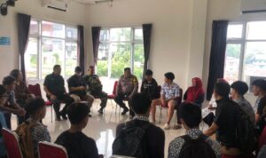 Personel Polsek Bogor Tengah bergerak cepat merespons laporan masyarakat terkait adanya aksi tawuran dan pengancaman yang melibatkan pelajar di kawasan Mantarena Lebak, Foto/Maya Melina