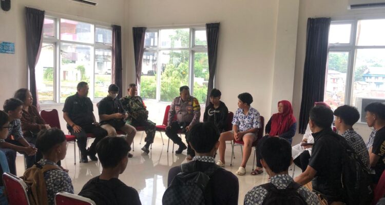 Personel Polsek Bogor Tengah bergerak cepat merespons laporan masyarakat terkait adanya aksi tawuran dan pengancaman yang melibatkan pelajar di kawasan Mantarena Lebak, Foto/Maya Melina