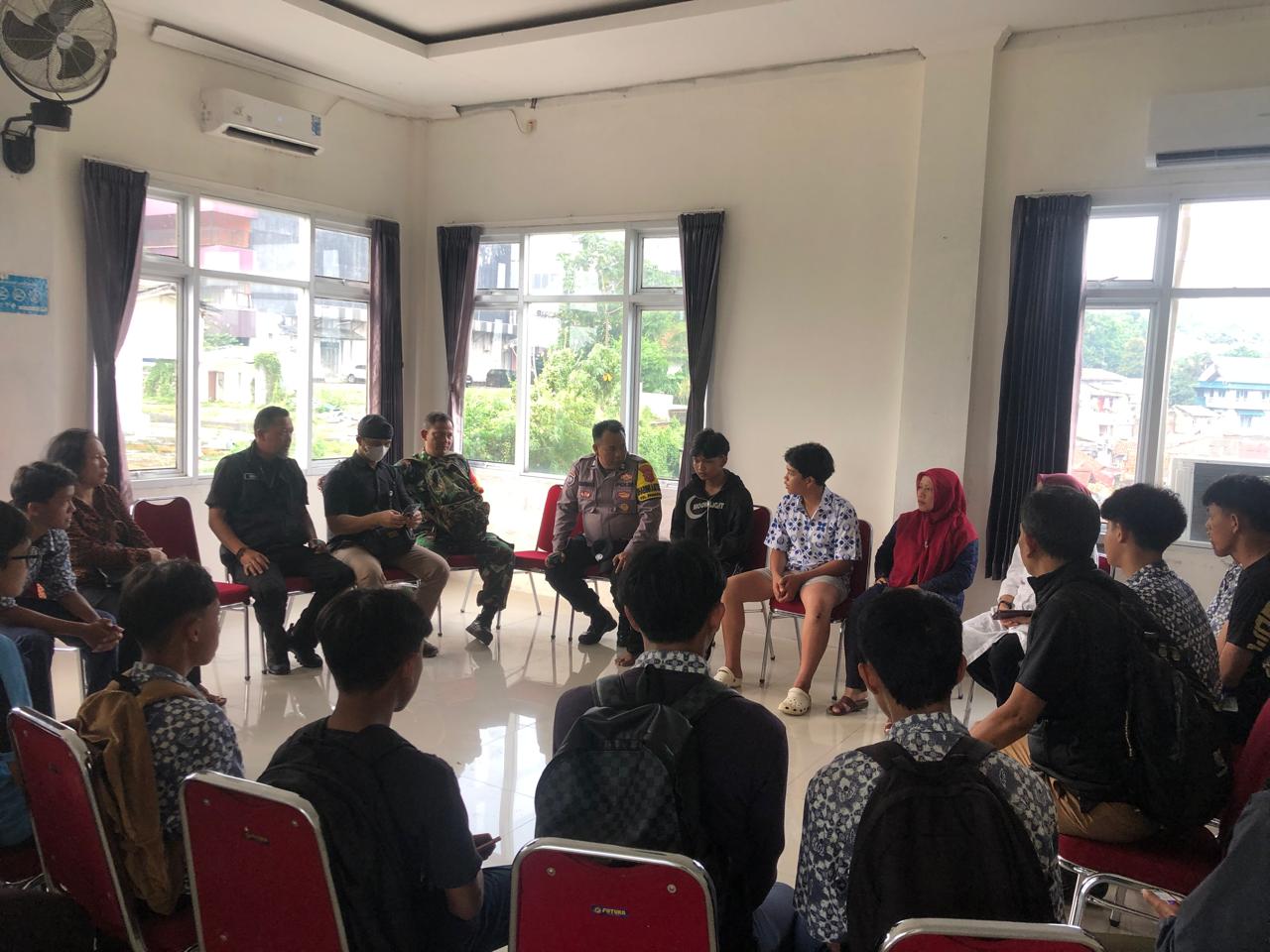 Personel Polsek Bogor Tengah bergerak cepat merespons laporan masyarakat terkait adanya aksi tawuran dan pengancaman yang melibatkan pelajar di kawasan Mantarena Lebak, Foto/Maya Melina