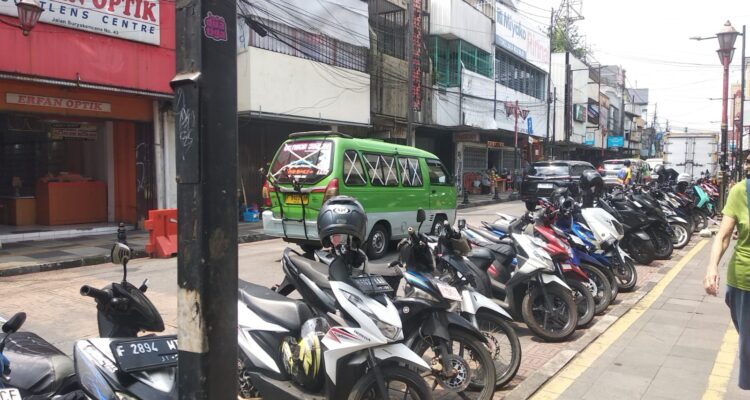 Parkir di Suryakencana Bogor dialiihkan ke sisi kanan, Foto/Maya Melina