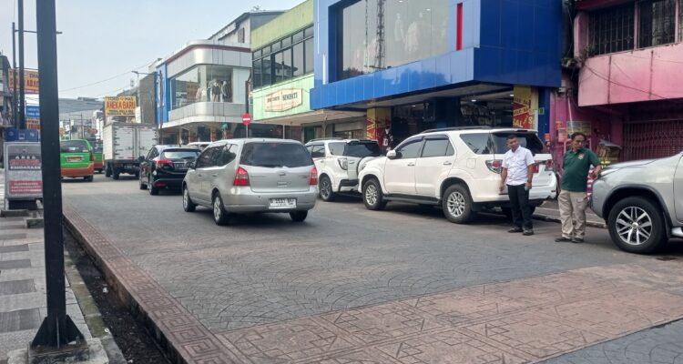 Kondisi parkir di sisi kanan Suryakencana yang akan dipermanenkan, Foto/Maya Melina
