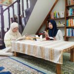 Dua orangf wanita saat membaca di Rumah Baca Anjangsana, Foto/Maya Melina