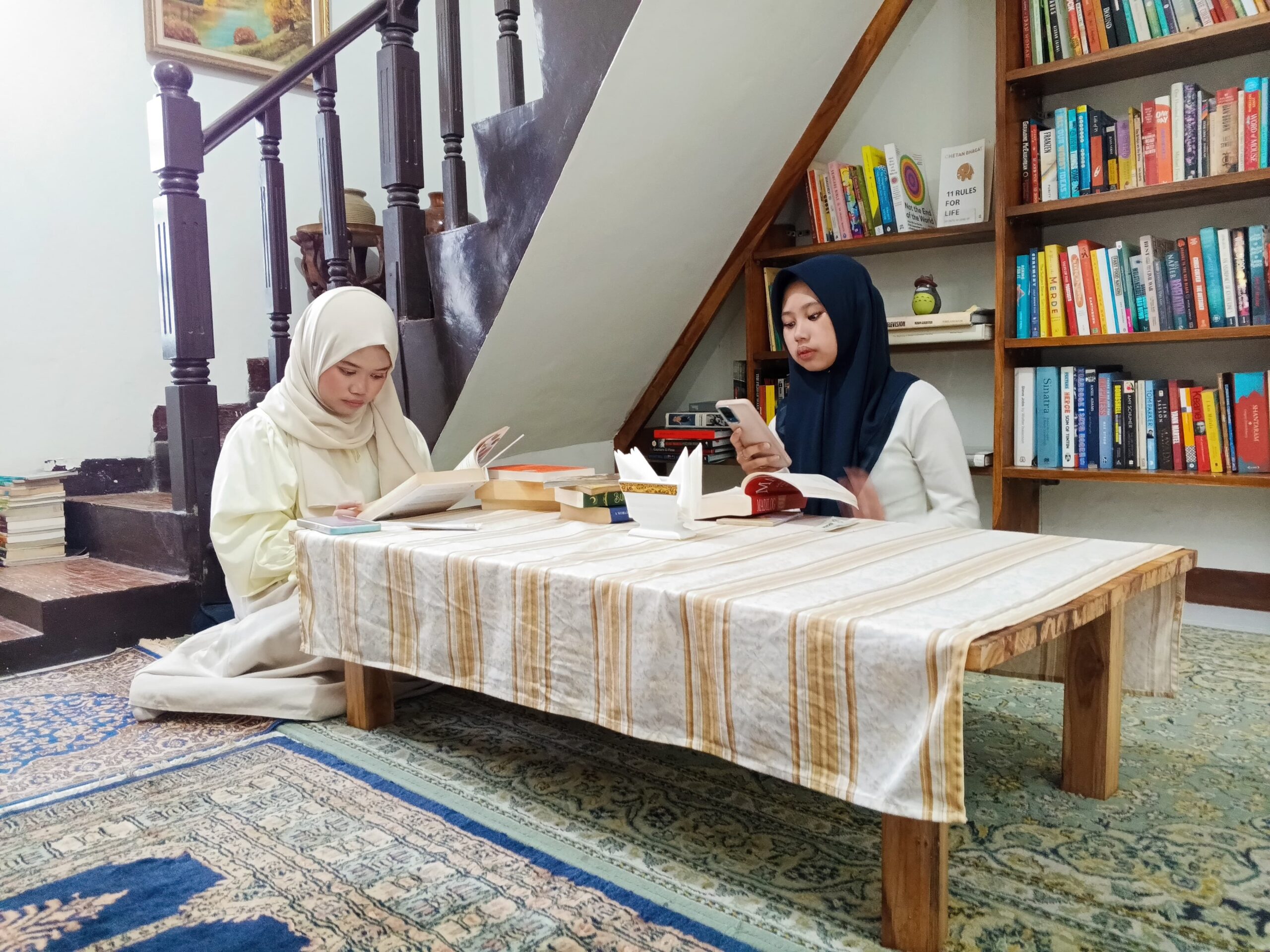Dua orangf wanita saat membaca di Rumah Baca Anjangsana, Foto/Maya Melina