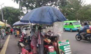 Pedagang kaki lima (PKL) yang berjualandi Alun-ALun Kota Bogor, Foto/Maya Melina