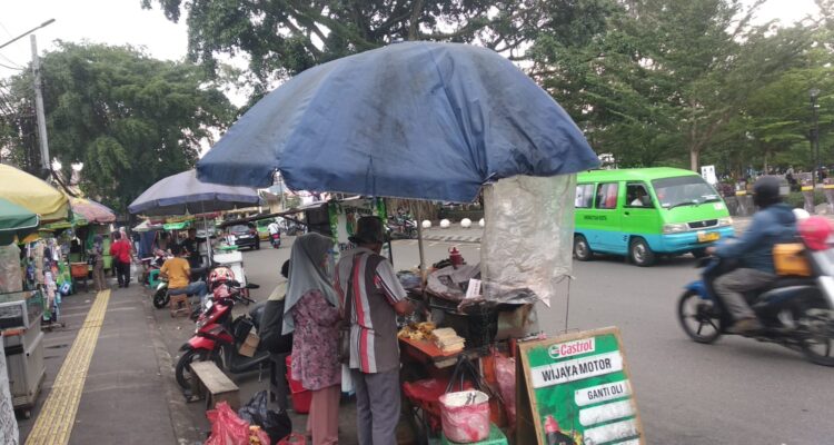 Pedagang kaki lima (PKL) yang berjualandi Alun-ALun Kota Bogor, Foto/Maya Melina