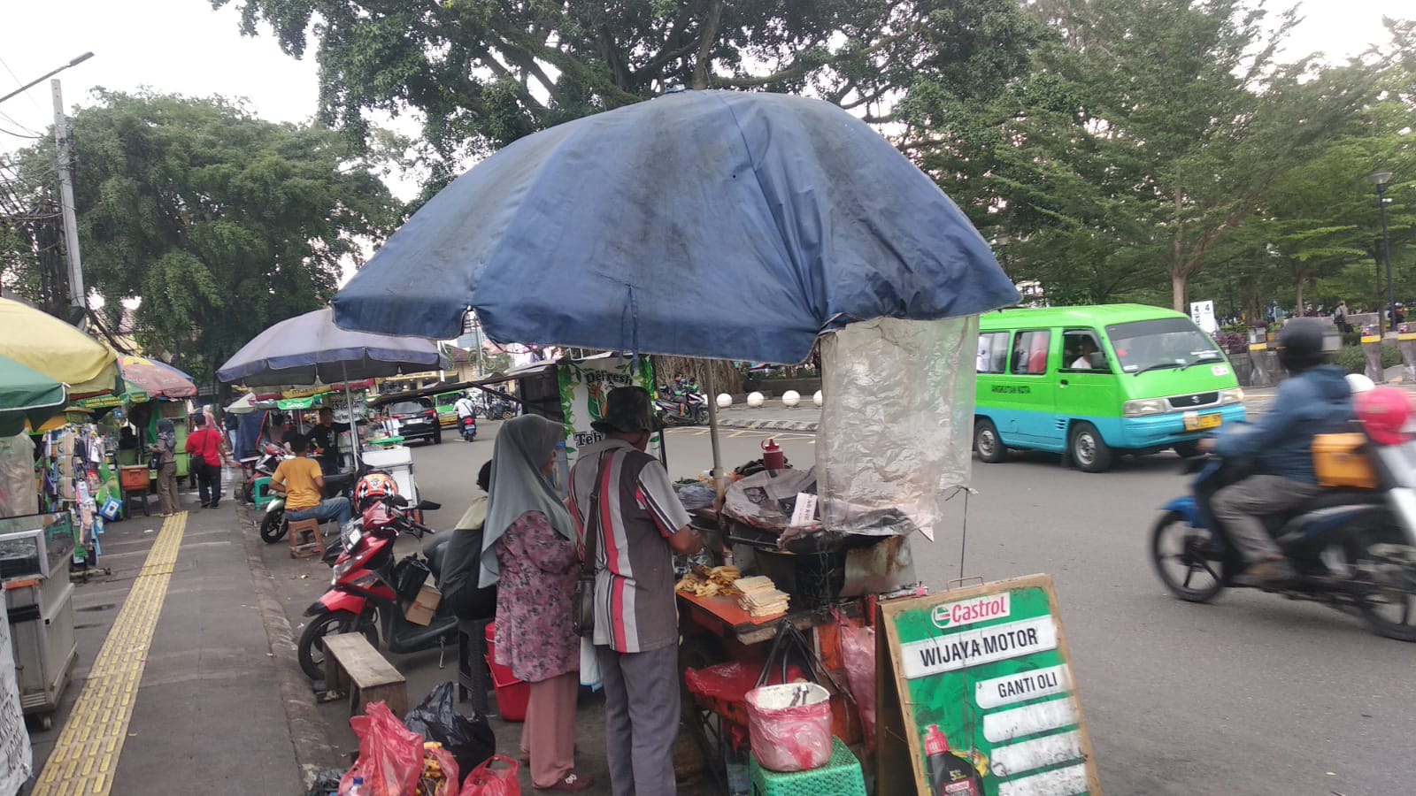 Pedagang kaki lima (PKL) yang berjualandi Alun-ALun Kota Bogor, Foto/Maya Melina