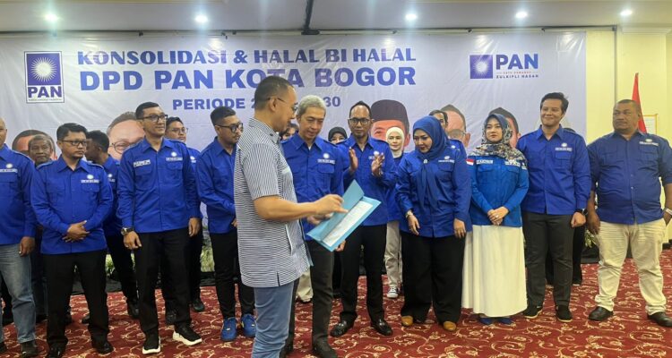 Wakil Ketua DPP Partai Amanat Nasional (PAN), Eddy Soeparno, secara resmi mengukuhkan kepengurusan DPD PAN Kota Bogor, Foto/Adi Wirman