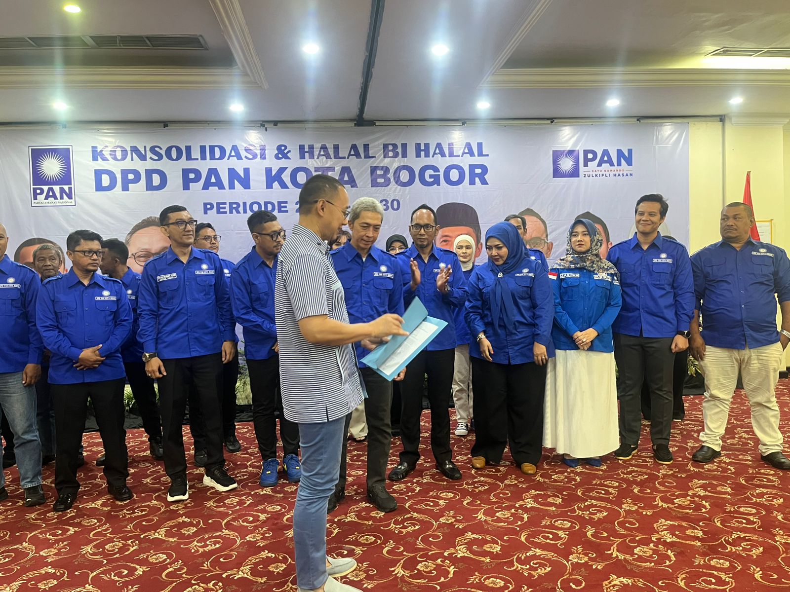 Wakil Ketua DPP Partai Amanat Nasional (PAN), Eddy Soeparno, secara resmi mengukuhkan kepengurusan DPD PAN Kota Bogor, Foto/Adi Wirman