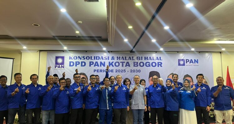 Foto bersama Wakil Ketua DPP PAN, Eddy Soeparno bersama pengurus DPD PAN Kota Bogor, Foto/Adi Wirman