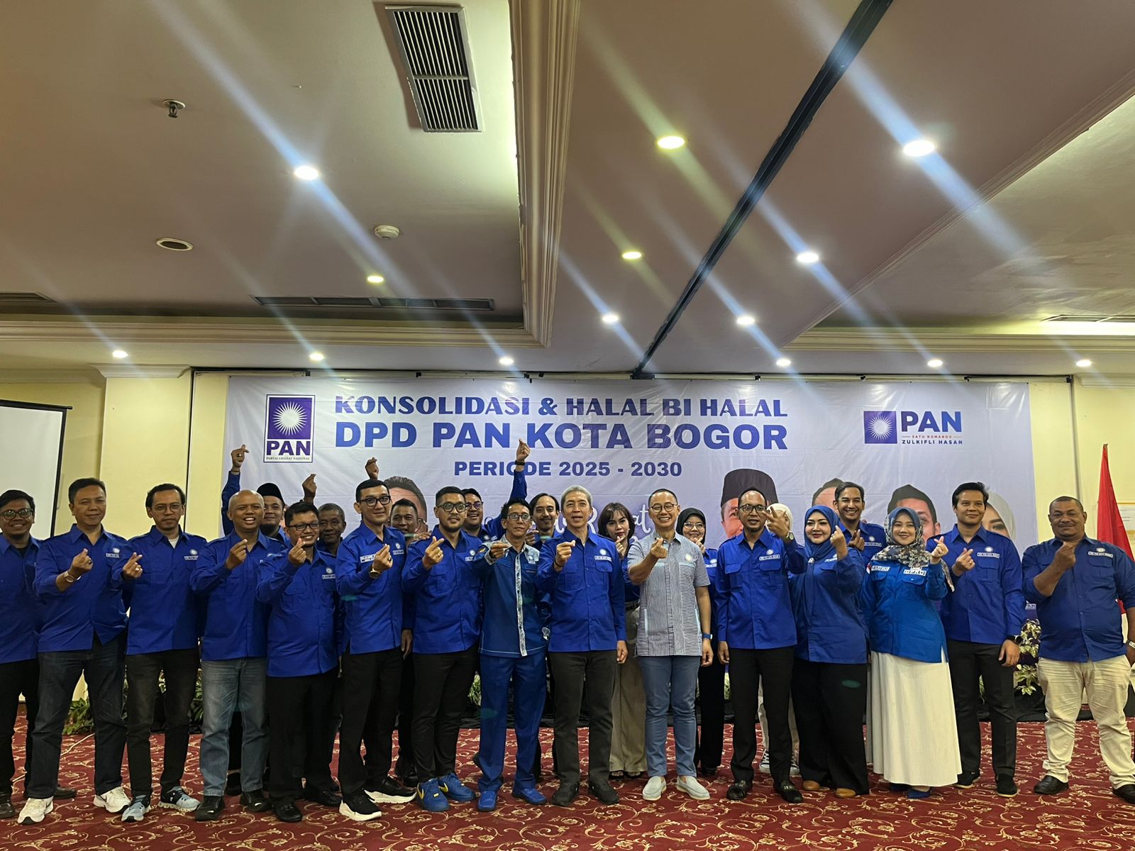 Foto bersama Wakil Ketua DPP PAN, Eddy Soeparno bersama pengurus DPD PAN Kota Bogor, Foto/Adi Wirman