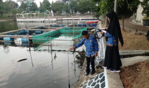 Diskanak Bogor saat mengecek Air Situ Plaza Cibinong, Foto/Isitimewa
