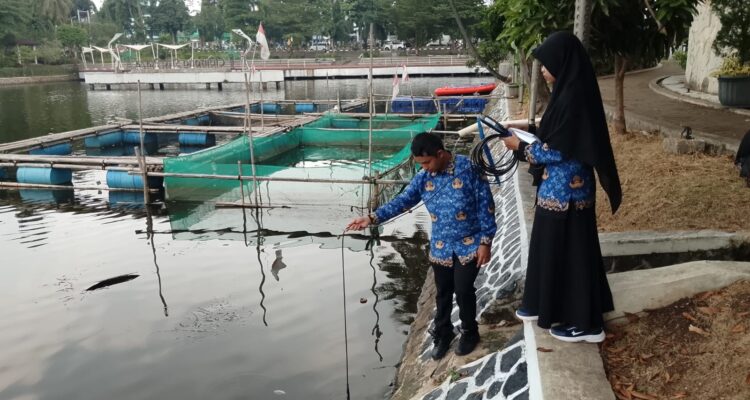 Diskanak Bogor saat mengecek Air Situ Plaza Cibinong, Foto/Isitimewa