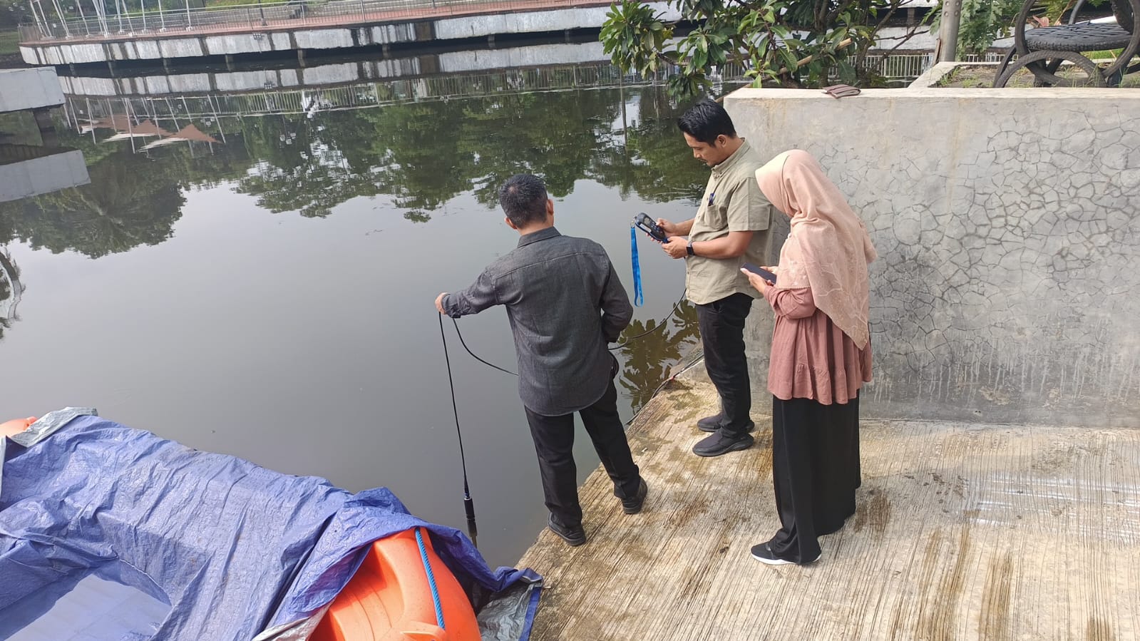Diskanak Kabupaten Bogor saat mengecek Situ Plaza Cibining, Foto/Isitimewa