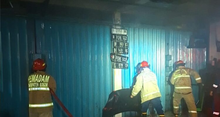 Damkar Kabupaten Bogor saat memadamkan api di salah satu ruko di Pakansari Cibining Bogor, Foto/Isitimewa