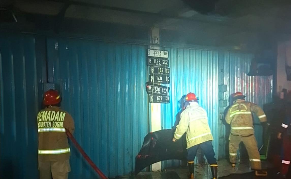 Damkar Kabupaten Bogor saat memadamkan api di salah satu ruko di Pakansari Cibining Bogor, Foto/Isitimewa
