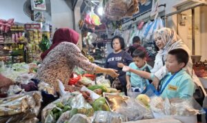 anak-anak tingkat Sekolah Dasar (SD) high scope Indonesia saat berbelanja ke Pasar Gembrong Sukasari, Foto/PPJ Kota Bogor