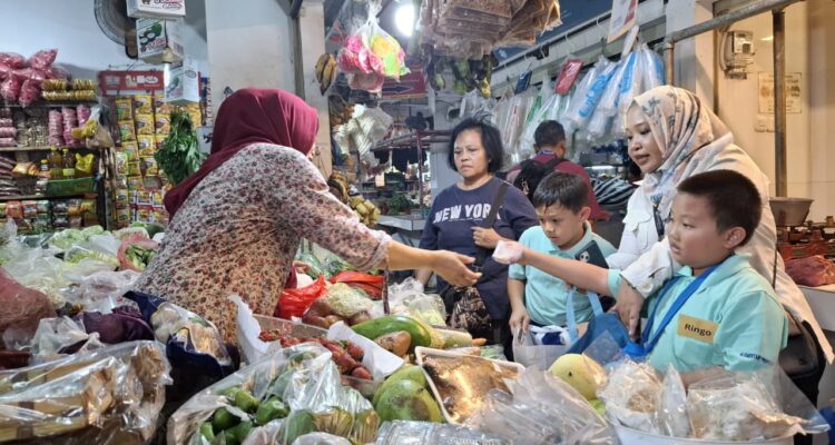 anak-anak tingkat Sekolah Dasar (SD) high scope Indonesia saat berbelanja ke Pasar Gembrong Sukasari, Foto/PPJ Kota Bogor