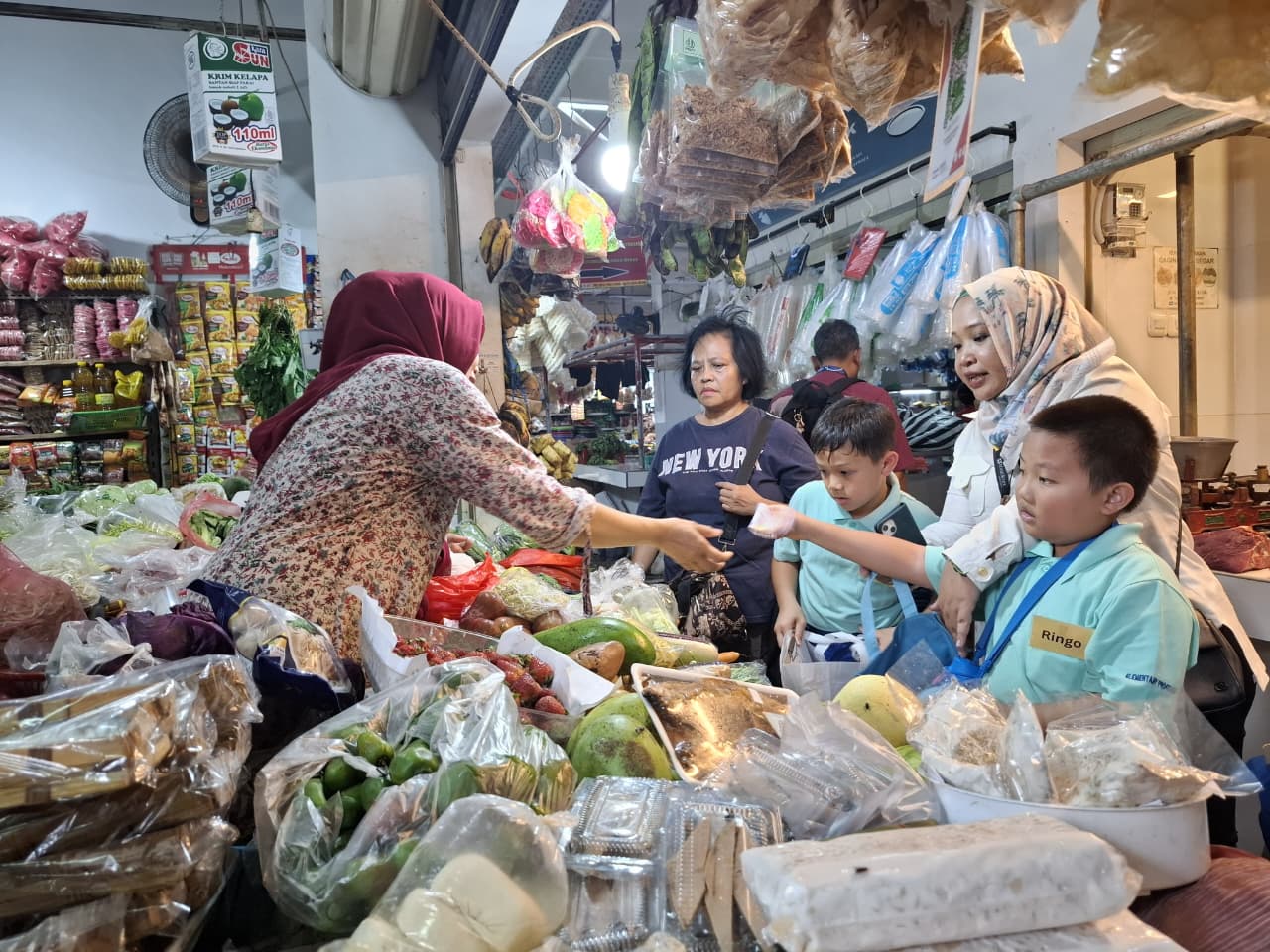 anak-anak tingkat Sekolah Dasar (SD) high scope Indonesia saat berbelanja ke Pasar Gembrong Sukasari, Foto/PPJ Kota Bogor