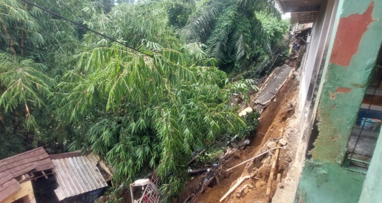 Komdisi tebingan di Paledang Bogor longsor, Foto/Maya Melina