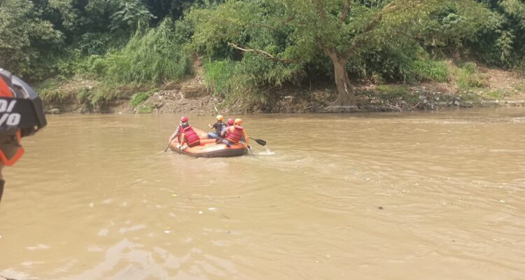 BPBD Kabupaten Bogor saat melakukan pencarian korban tenggelam di Curug Cipari, Foto/Istimewa