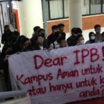 Koalisi Mahasiswa Peduli IPB menggelar aksi protes pada Rabu (16/4/26) menuntut ketegasan Rektor Alim Setiawan, Foto/Istimewa