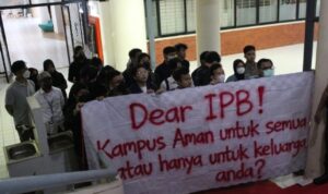 Koalisi Mahasiswa Peduli IPB menggelar aksi protes pada Rabu (16/4/26) menuntut ketegasan Rektor Alim Setiawan, Foto/Istimewa Koalisi Mahasiswa Peduli IPB menggelar aksi protes pada Rabu (16/4/26) menuntut ketegasan Rektor Alim Setiawan, Foto/Istimewa