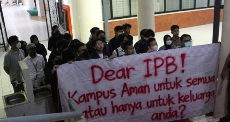 Koalisi Mahasiswa Peduli IPB menggelar aksi protes pada Rabu (16/4/26) menuntut ketegasan Rektor Alim Setiawan, Foto/Istimewa
